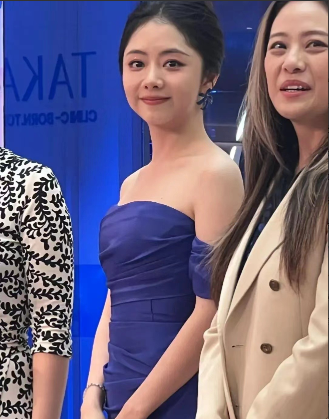 我一直get不到谭松韵的美在哪儿。
昨天，她在三亚参加活动，穿了件蓝色紧身抹胸裙