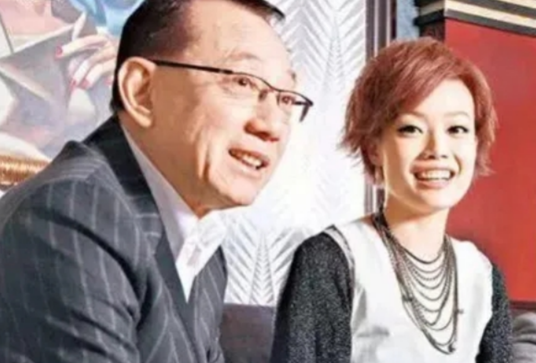 当年，杨受成对梁咏琪展开了猛烈追求，但梁咏琪一直没给他好脸色。杨受成一怒之下，做