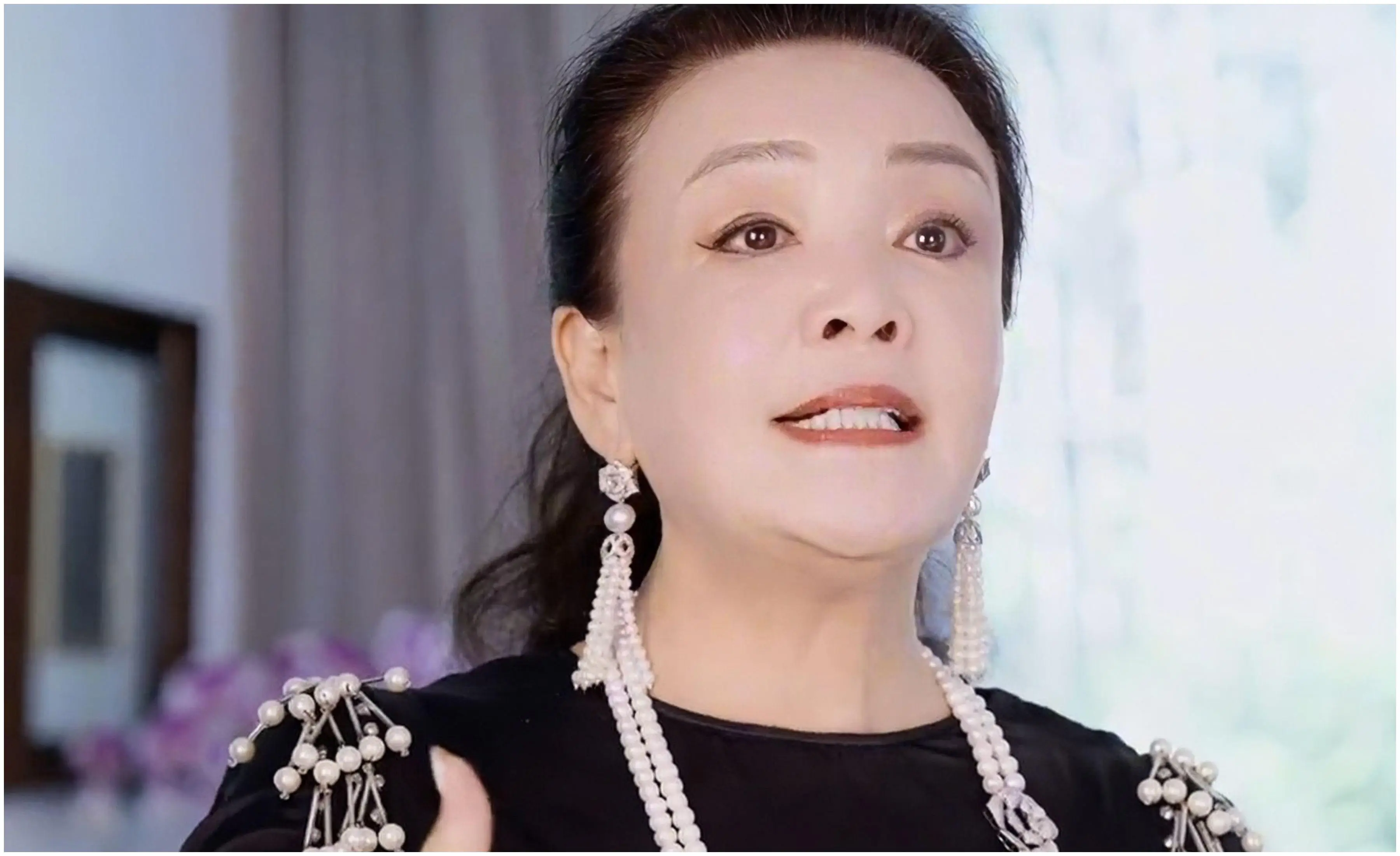 汪小菲高调晒结婚证，可能受到影响的5个人：

1张兰

有了新儿媳，要养的多了一