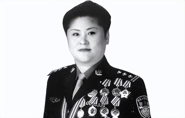 “河南人民永远铭记你！”1996年，河南一名浑身绑满炸药的歹徒，突然闯入一所幼儿