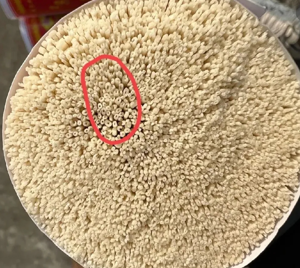 这是怎么来的？
今天买了一把挂面，准备下锅的时候 发现这面条上每根都是空心的，之