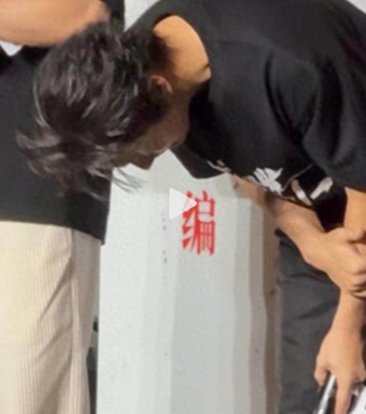 晓明哥是个负责的人，否则他只要出来宣布分手了，把所有压力都甩给女方，对他的影响就