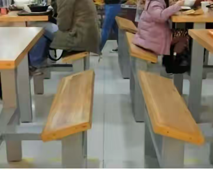 餐厅的这种做法你能接受吗？为了提高翻台率，防止客户久坐，专门把作为调整成这样带坡
