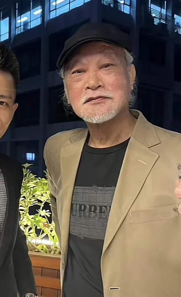 还记得这位港星吗？以前经常演功夫片，现在苍老了很多
他是洪家班的成员，年轻时身手