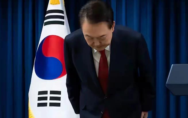 大家说，尹锡悦跑得了吗？

假如尹锡悦真的跑到了美国，他可能就是近年来首位被弹劾