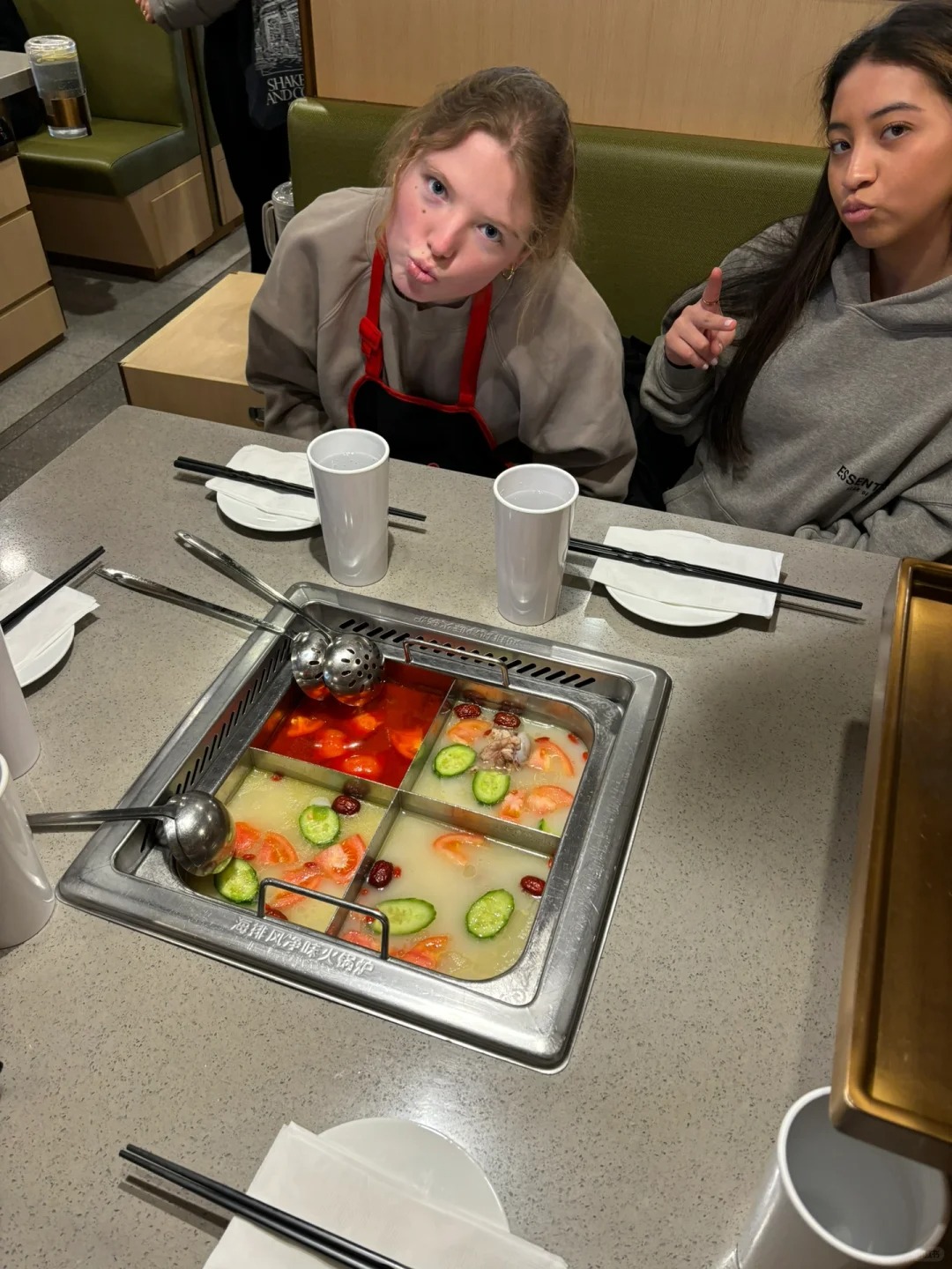 美国人在海底捞爱生服务员
二零二四年一月，我和我的中文课 去 海底捞 在 纽约市