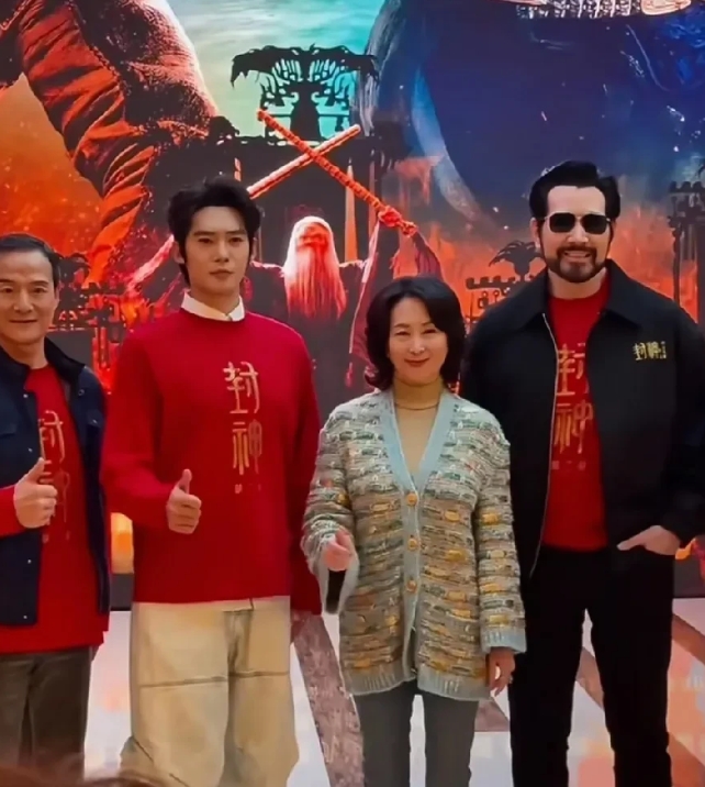 何超琼澳门美高梅出席封神2路演现场，针织衫搭配淡蓝色小脚裤，腿又细又直，身材保养