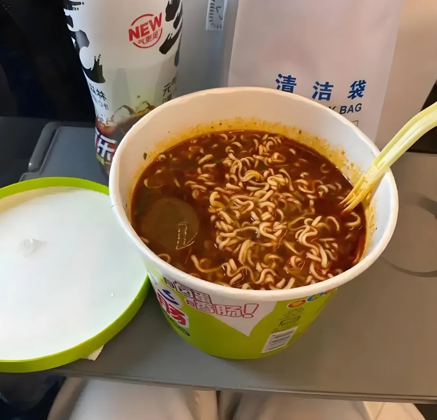 在高铁上吃了一桶方便面，被喷惨了！

因为赶时间，我没来得及吃饭，匆匆买了一桶方