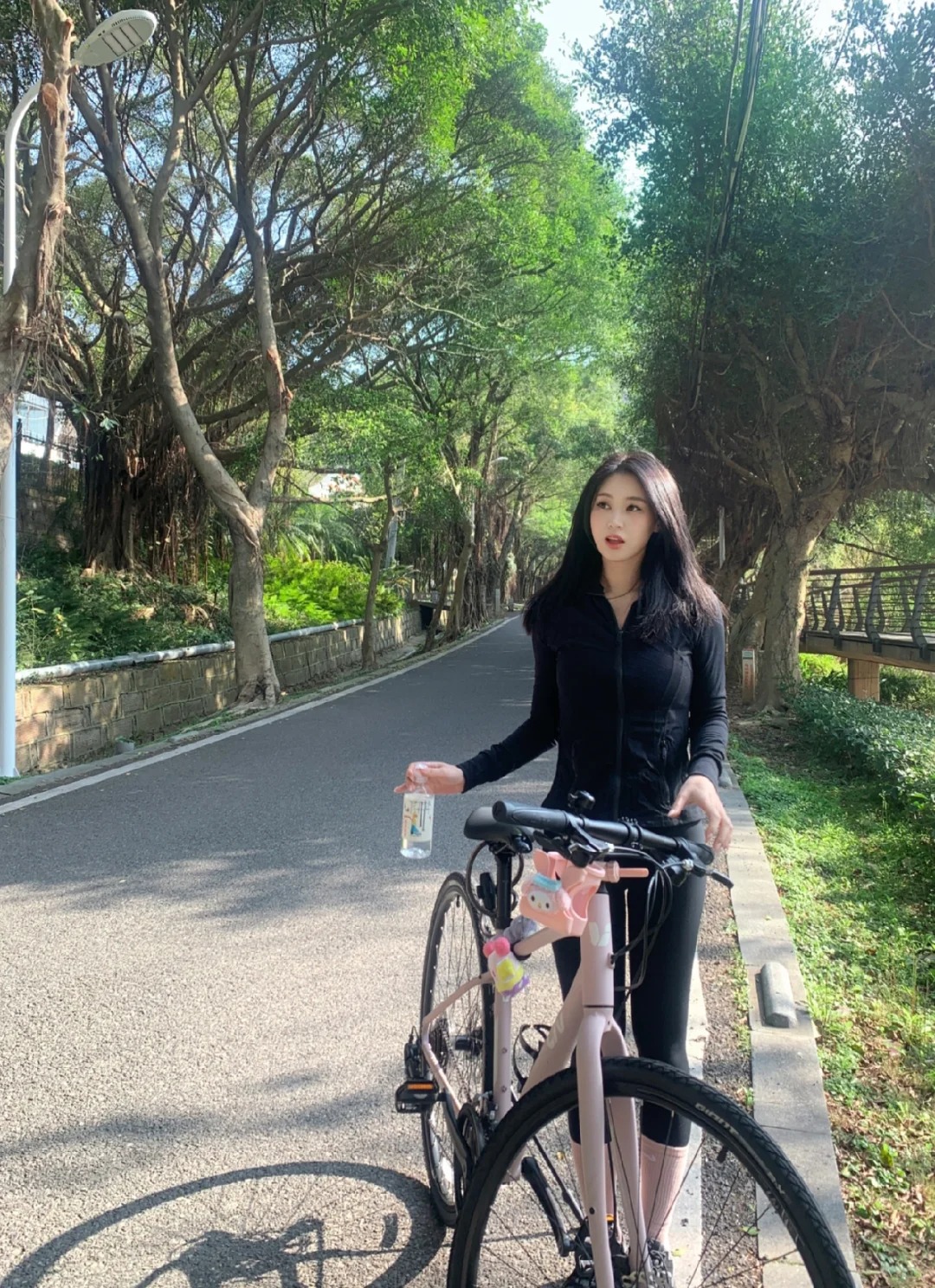 🚴‍♀️骑行小白首次喜提15公里
天气超好 出来晒太阳啦🌞
被树荫包围的道路