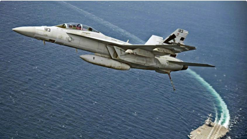 美国海军自摆乌龙，轰炸也门之时突发误击，F-18被首杀开膛