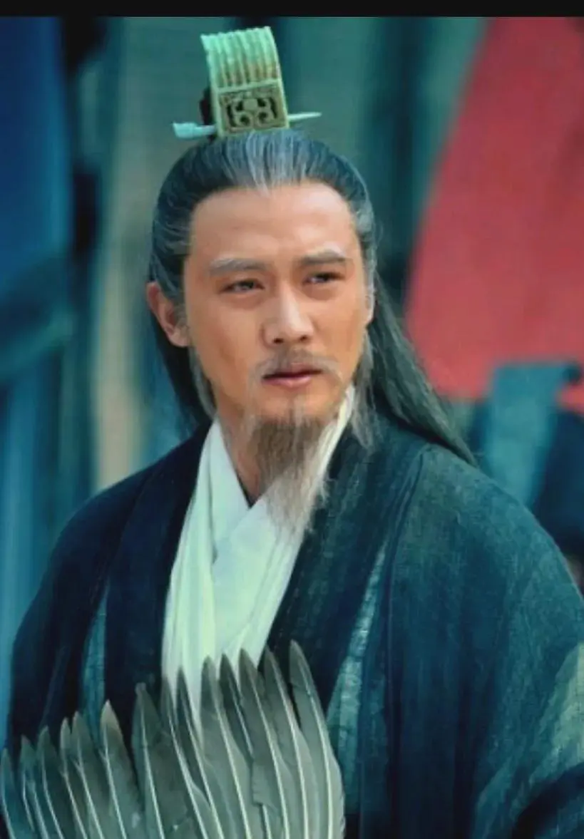 三国演义中的诸葛亮与真实的历史人物的出入，
为什么诸葛亮能成为后世备受敬仰的人?