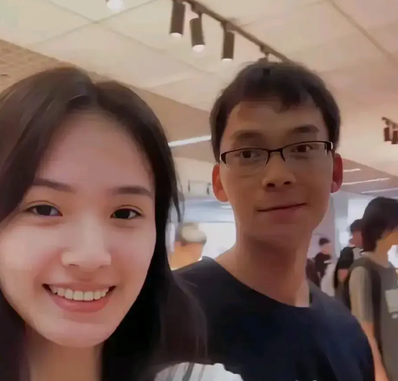 唐尚珺能读完大学吗？
最近他也遇到困难了，大学所学的专业线性代数和C语言他自认为