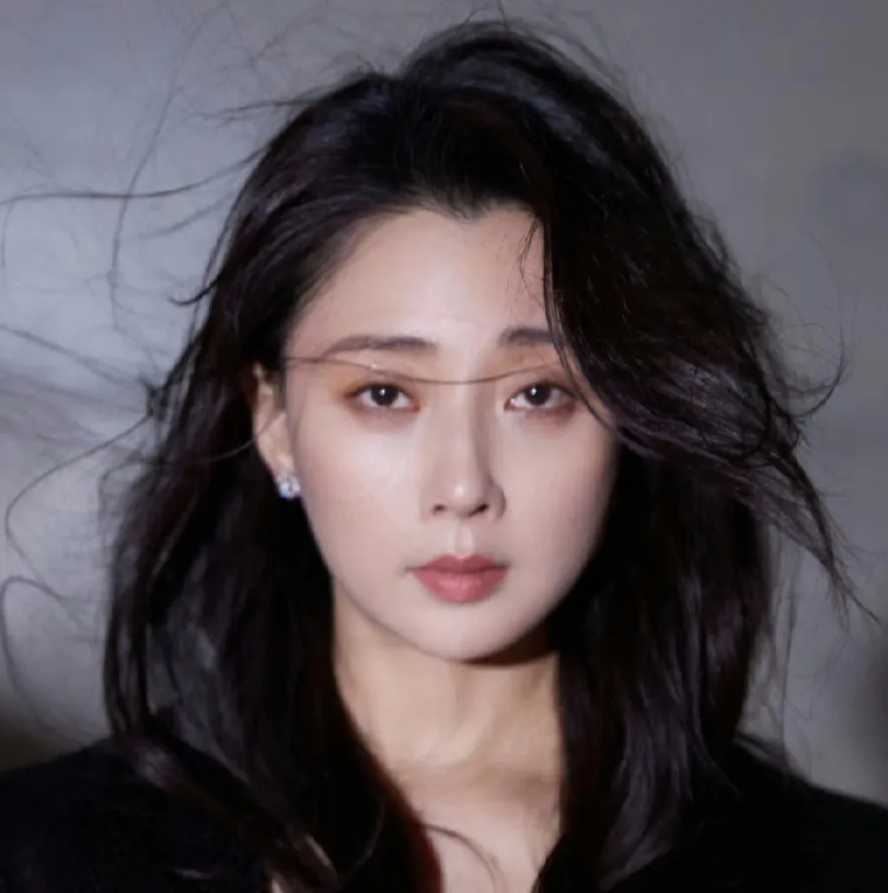 殷桃，被骂上了热搜！
9月22日，昨晚还因为没拿到飞天奖被全网心疼的殷桃，今天就