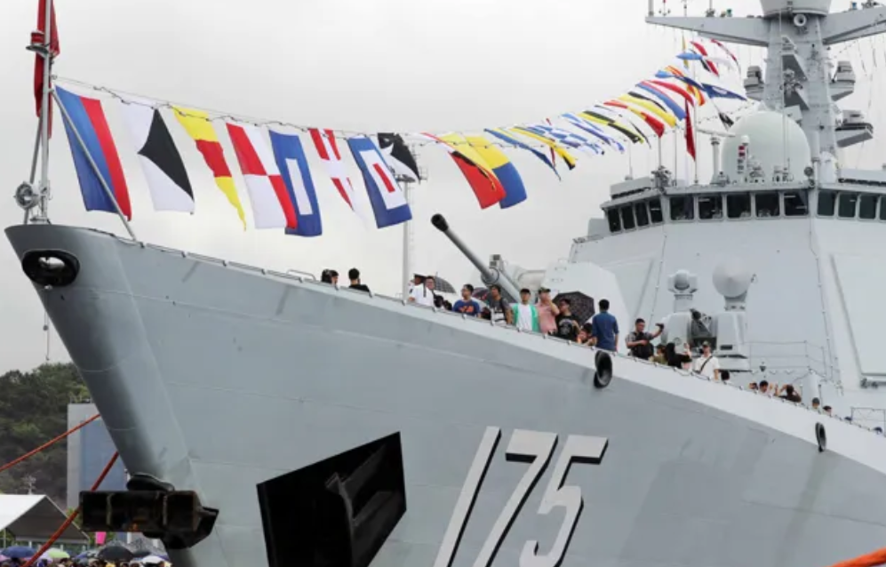 中国导弹驱逐舰“单骑走万里”突破第三岛链，美国浑然不觉！台湾前舰长赞中国海军已经