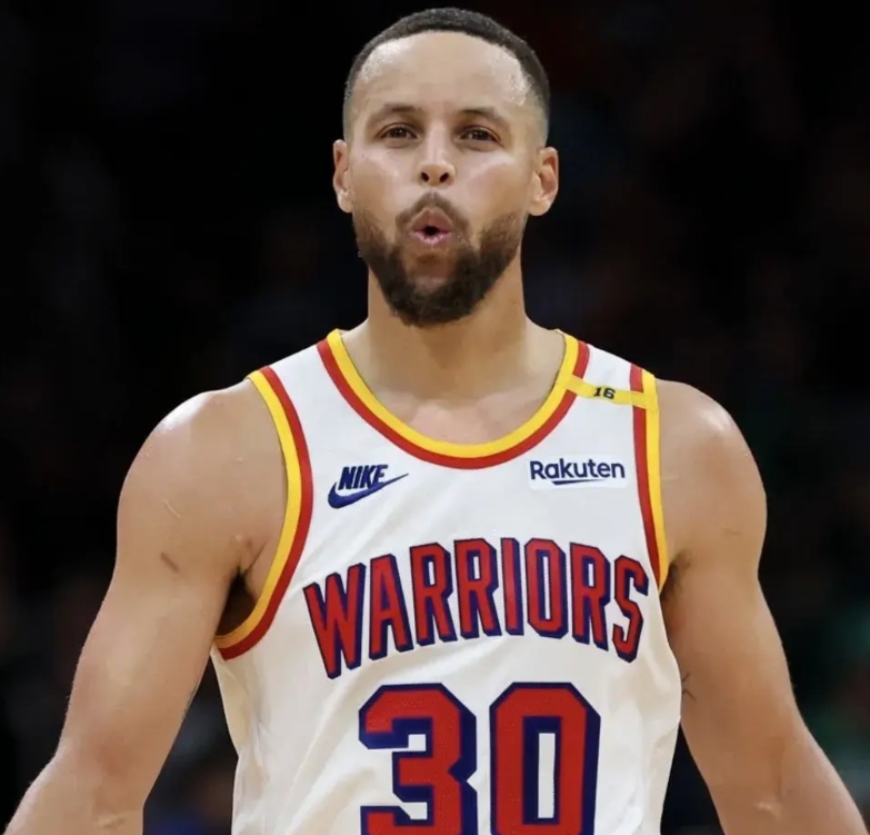 NBA60年来最强后卫！
两组数据彰显金州勇士库里的统治力！
第一组，库里今天爆