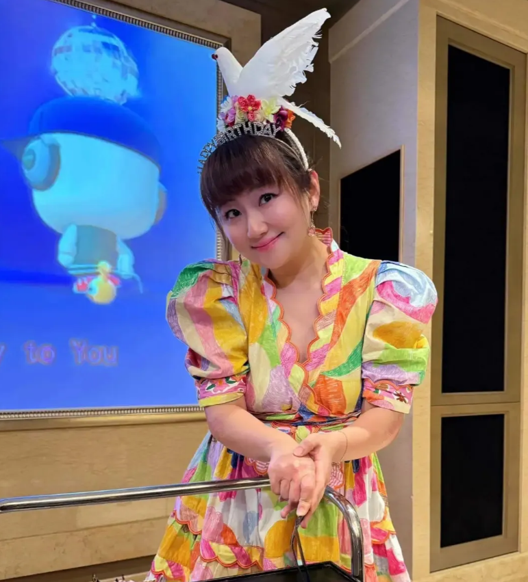 Selina任家萱43岁生日，只有父母儿子和妹妹不见老公。
Selina自从有了
