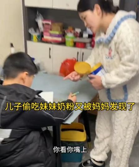 天呐！300多块的奶粉说没就没！小男孩偷喝妹妹的奶粉，被亲妈逮住一顿臭骂，嫌他太