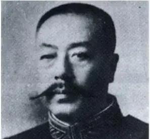 1916年7月，王永江出任奉天警察厅长后，惩处了不少奉系元老的手下。汤玉麟跑去找