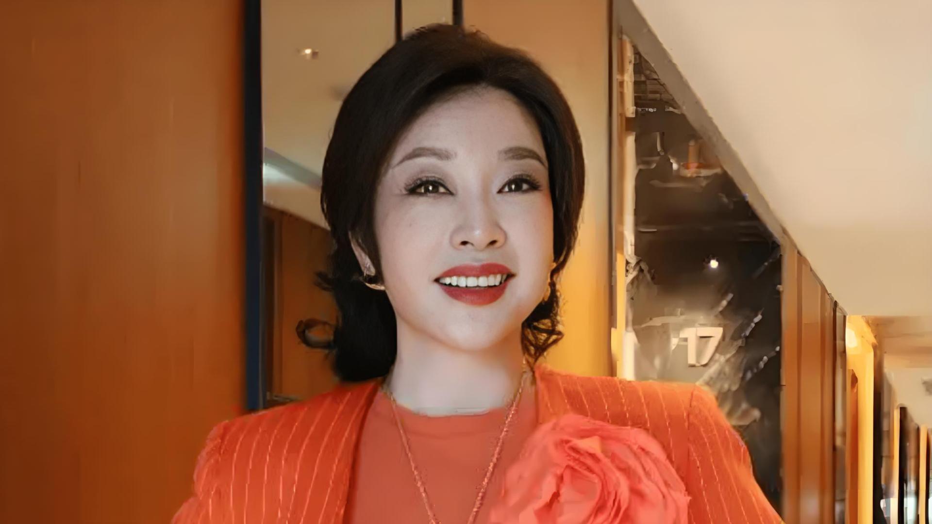 74岁刘晓庆的“不老秘籍”：能吃能跑的高能人生，揭开了娱乐圈最残酷的生存法则