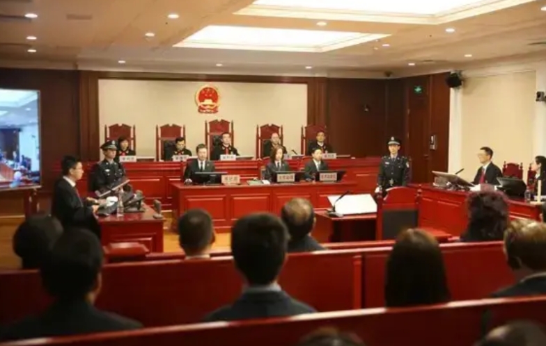四川一老人自己摔倒后，诬赖是小学生把她撞倒，老人的儿子直接索赔100万，甚至在目