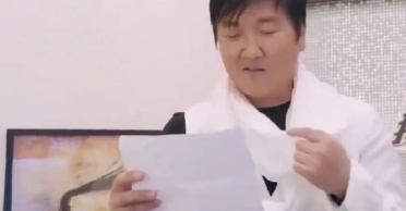 此前，2015年《我是歌手》第三季总决赛直播现场，在主持人汪涵准备公布首轮竞演被