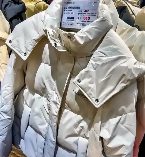 胖东来每一件羽绒服都标着进货价！这件羽绒服卖613元，进货价是442，毛利率27