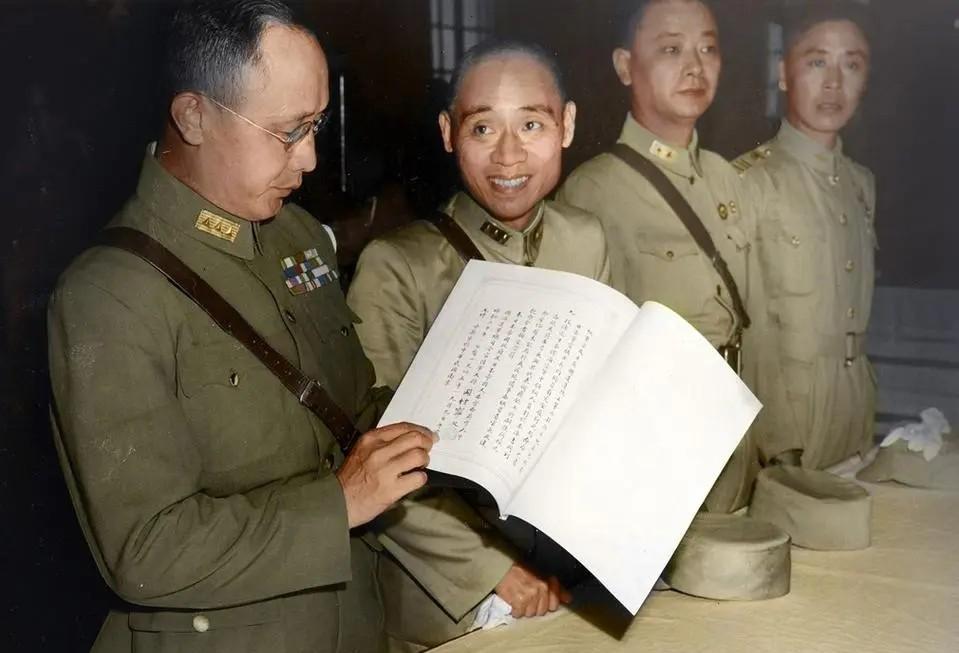 1944年11月，何应钦当了十几年的军政部长被陈诚取代，他气得大骂说：“陈诚算个