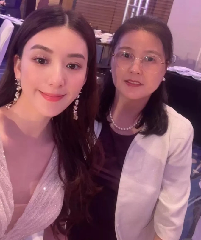 方媛在我们这儿就是典型的那种初中就不好好学习但是很关注穿着打扮早恋的那种女生哈哈