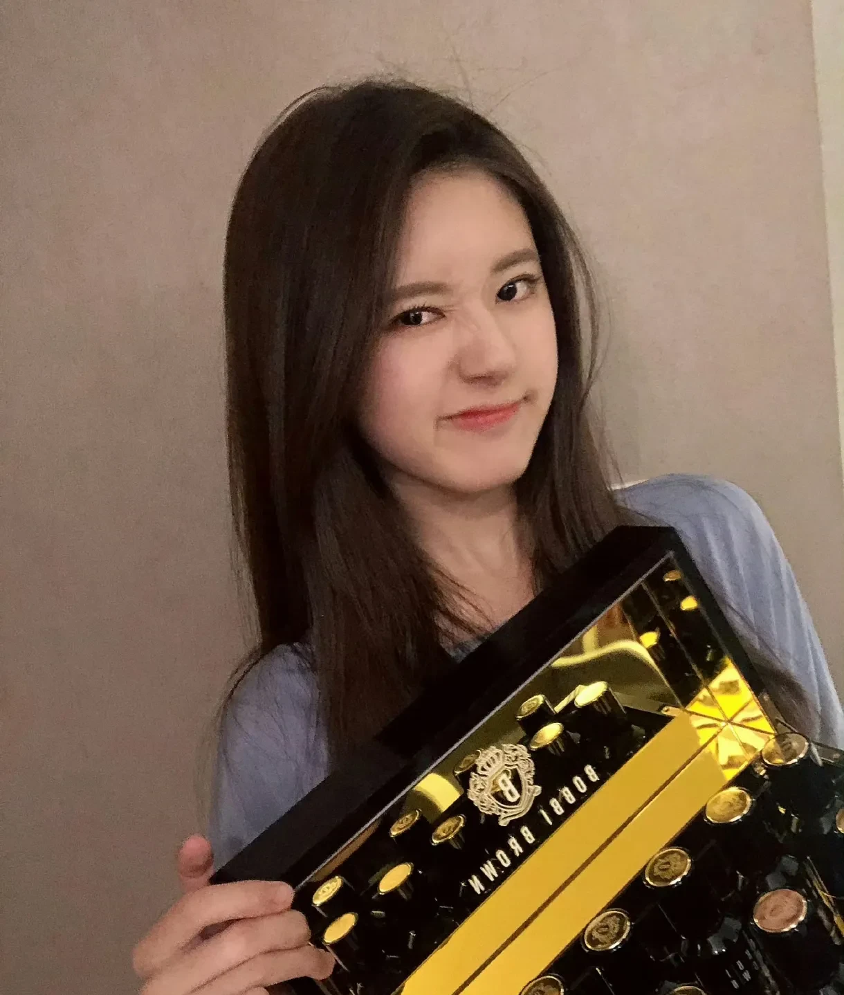 赵露思真的听劝，
妆容有了明显的变化，
赵露思还是很在意的，
妆容变得干净利落，