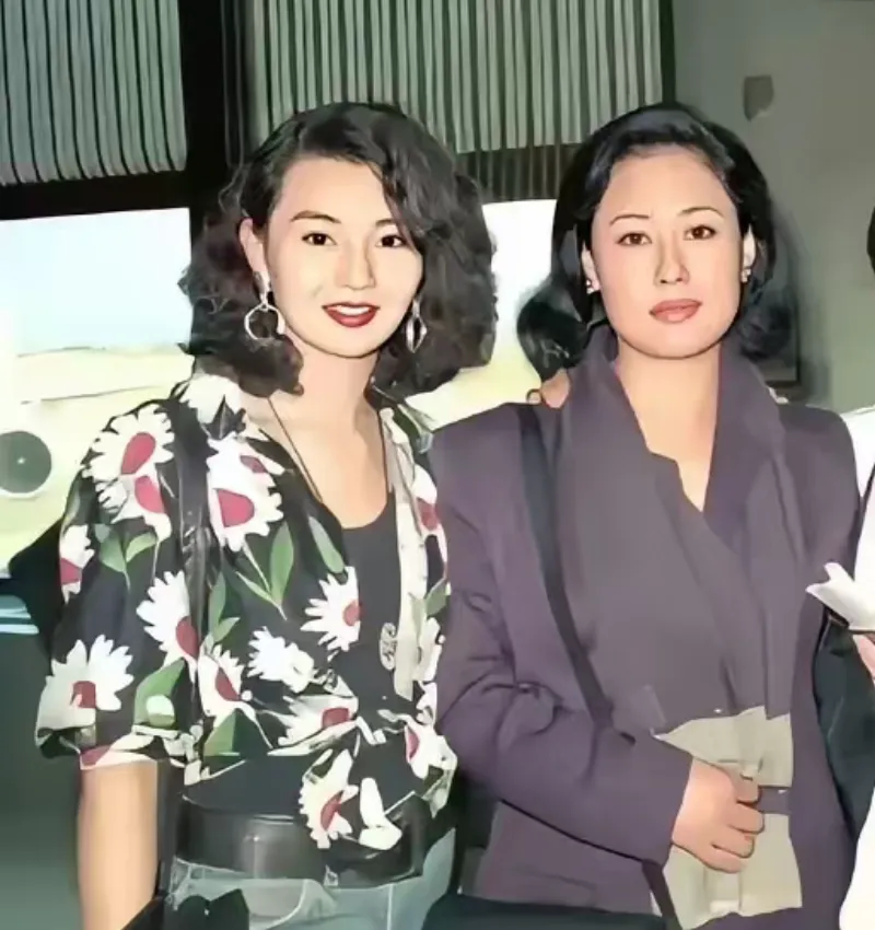 张曼玉青春洋气，打扮的很是时髦，高级又明媚，右边这位气质独特，很有职业女性风范，