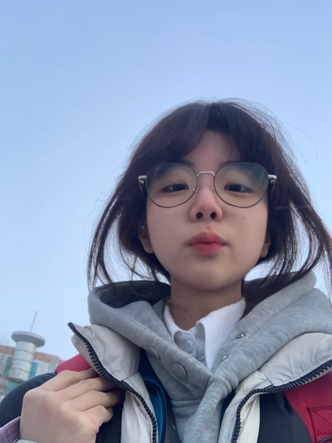 要不要刘海
现在刘海长长了  所以纠结要不要刘海  如果剪的话是齐刘海？八字刘海
