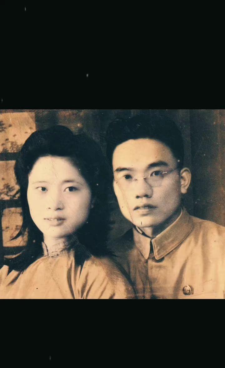 千秋碧血继炎黄！
吴寿山、李剑兰夫妇，广西梧州抗日别动队成员。吴寿山在执行侦察任