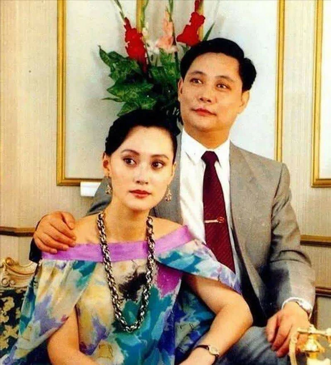 1983年，21岁的宋佳嫁给42岁的“京剧泰斗”张学津，10年后，张学津因医生一