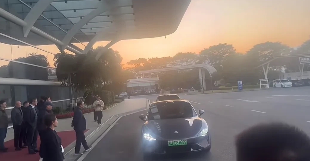 雷军去了宁德时代总部。曾毓群提前站在大门口迎接，等小米su7停好，准备打开车门，