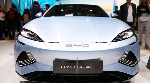 比亚迪即将超越特斯拉。
2024年Q2，特斯拉营收255亿美元，大约1849亿人