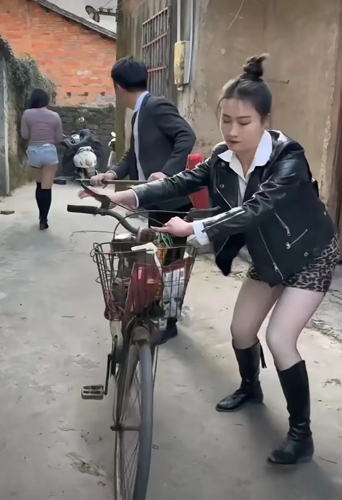 都市街头，时尚碰撞的瞬间，一个扫把换了一个电动车，这是怎么回事？