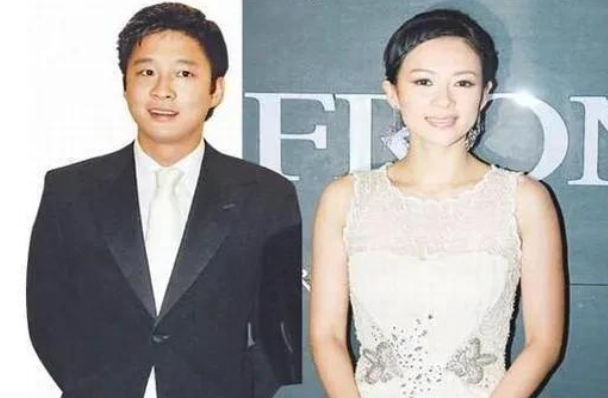 2004年，21岁的霍启山在一场慈善晚宴上遇到了25岁的章子怡，两人一见钟情，现