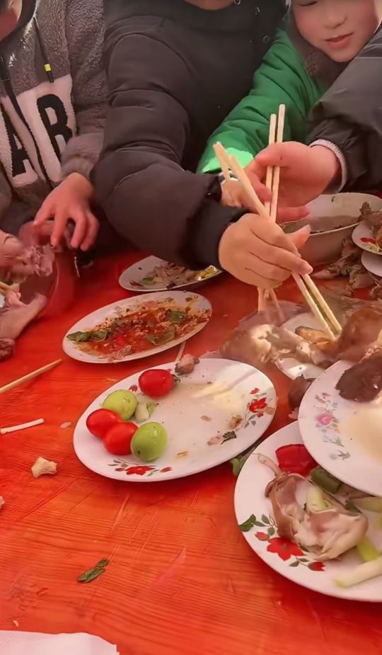 吃个饭都这么疯狂吗？