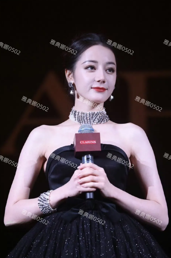 迪丽热巴生图，虽然依然美丽但明显老了很多，皮肤松弛法令纹很深，年龄感很重，没有以