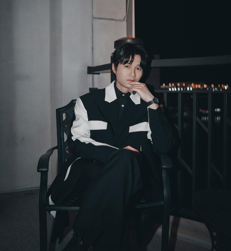他在香港是很出名男歌手，唱功非常厉害，可惜在内地很少人认识他