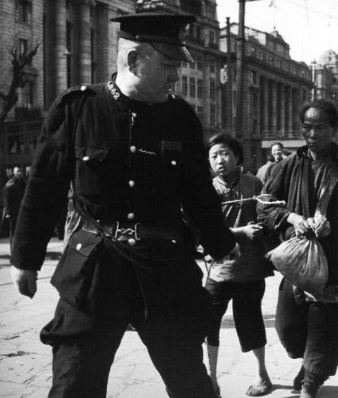 1936年，督察长陆连奎和小妾正在旅馆休息，突然电话响起，那头男人焦急地说：“今