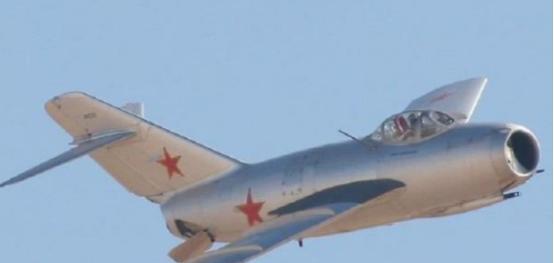 1953年，在停战协议生效前10个小时，美国一名空军上尉为了刷战绩，窜入吉林上空
