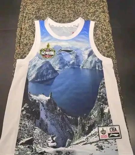 CBA全明星球衣设计惨遭球迷吐槽太丑了！直接把长白山和雾凇搬到了衣服上，毫无设计