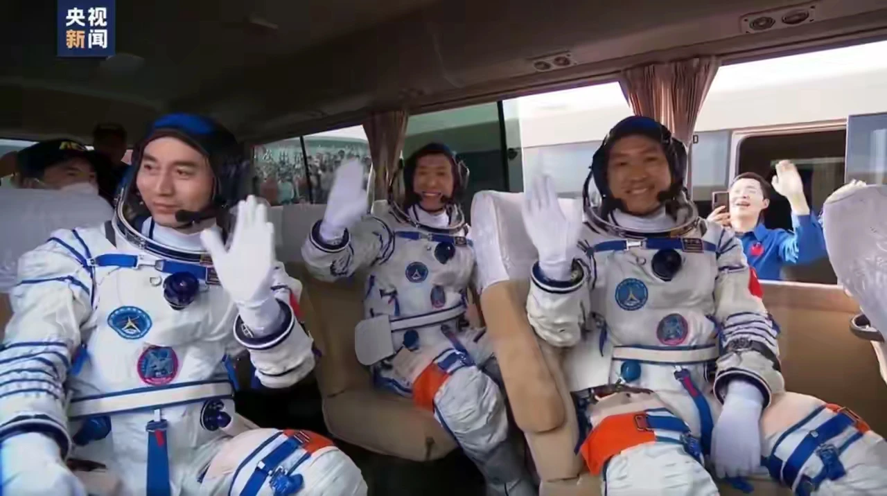 大家发现没有，大家好像突然变了，像神舟十八号宇宙飞船发射升空这么大的事，身边竟然