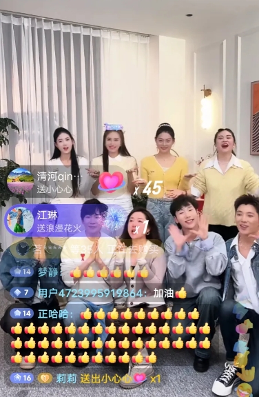 此时此刻想起张兰女士的一句话是什么？这句话是：“别人朝我扔泥巴，我拿泥巴种荷花”