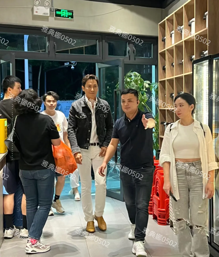 珠海偶遇TVB明星，本人个子好高腿好长，至少1米85，五官立体棱角分明特别硬汉有