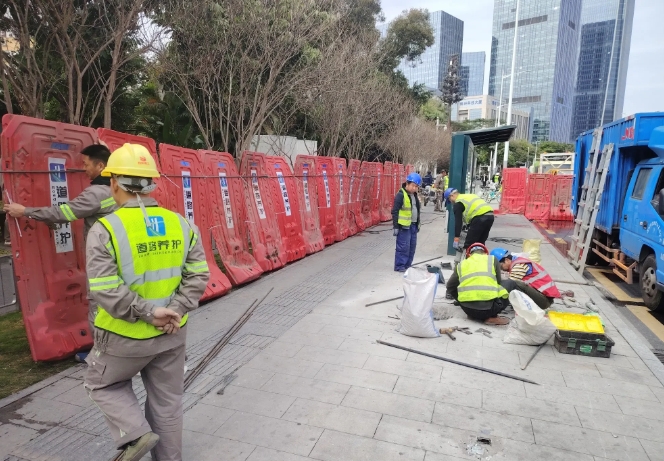 突发：深圳市南山区西丽街道茶光公交站台，一公交车师机突发脑梗塞，公交车冲上公交站