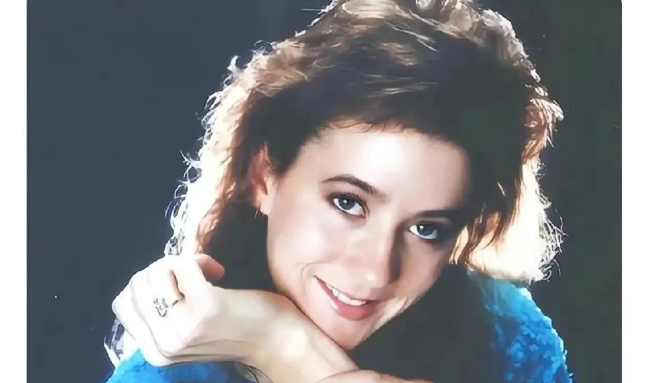 1988年9月20日，19岁的凯拉·萨利纳斯像往常一样，推着粉色自行车离家，准备