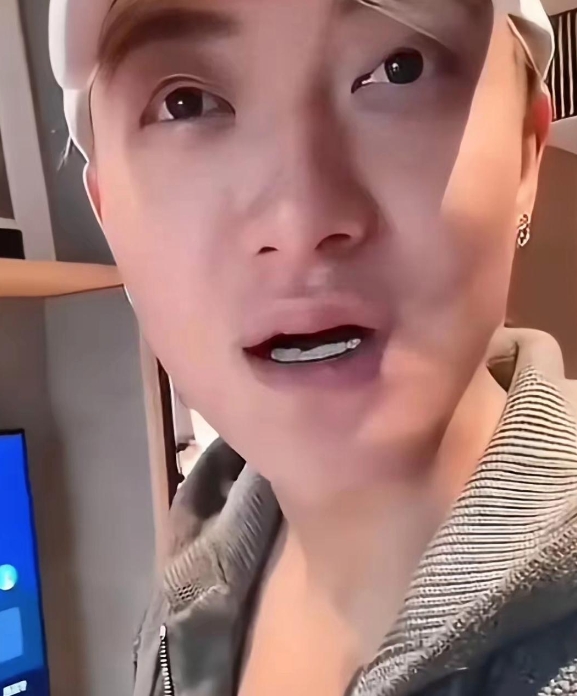 黄子韬直播时那一幕，真是又搞笑又可爱。当时他正和粉丝愉快互动呢，徐艺洋冷不丁地闯