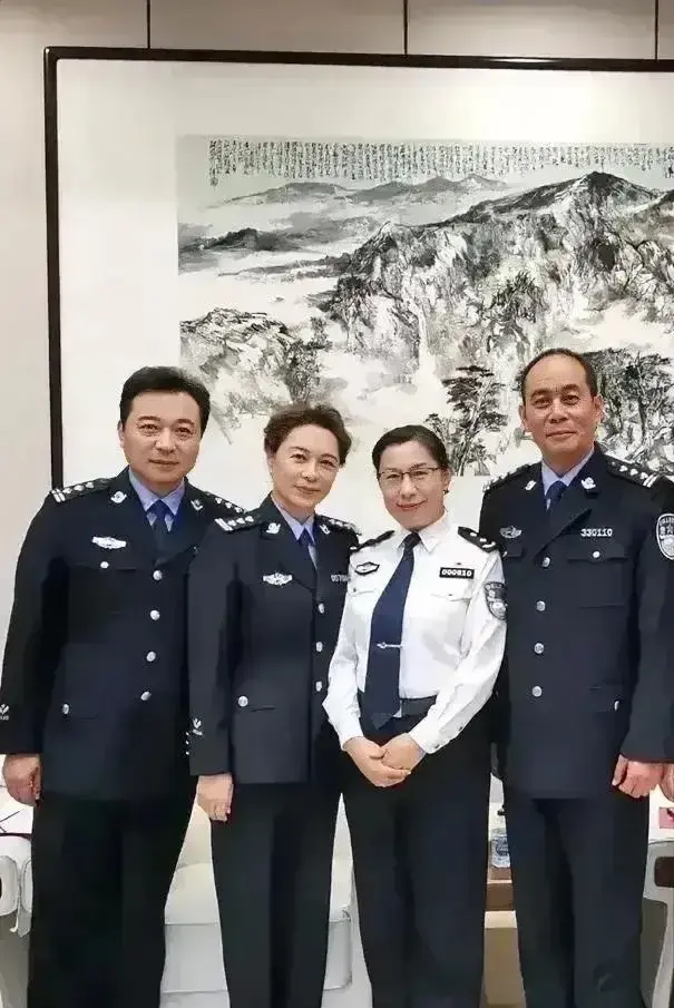 三名演员和真警察的合影